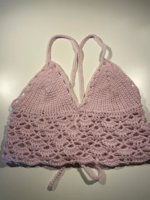 Virkad topp  - Egengjord virkad topp jättefin till sommaren. Den passar mig som vanligtvis har strl xs-s men är justerbar i bak så skulle även kunna passa m. Har endast testat den. 100kr + frakt💕