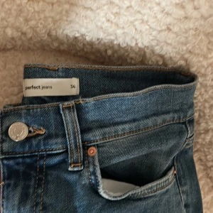 Jeans  - Super fina lågmidjade jeans från Gina i mörkblå. Kontakta för fler bilder  Köparen står för frakt 