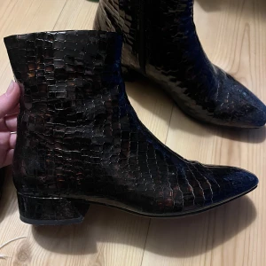 Vagabond skor - Vagabond klackar, svart med lätt nyans av orange i och lite blanka. Strl 37   Aldrig kommit till användning, bara testat så inget att anmärka på 