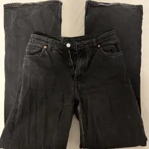 Svarta vida jeans från weekday använda fåtal gånger. (Allt tvättas innan de skickas) (tryck INTE på köp nu) köparen står för frakt. För fler bilder skriv till mig 💕 