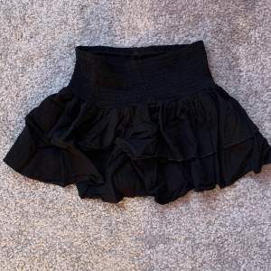 Aldrig använd svart volang kjol från SHEIN. Säljer pga att den är för liten. Ganska liten i modellen men väldigt strechig. Nypris 129kr. Skriv för fler bilder! Köparen står för frakt❤️‍🔥