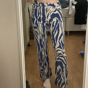 Coola jeans - Super coola jeans i blå och vit. 