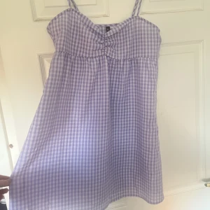 Rutig klänning - Söt rutig klänning, bara använd 1-2 gånger💕