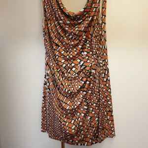 Kul annorlunda klänning  - Otroligt mjuk och skön i materialet,mkt stretchig. Fint skick