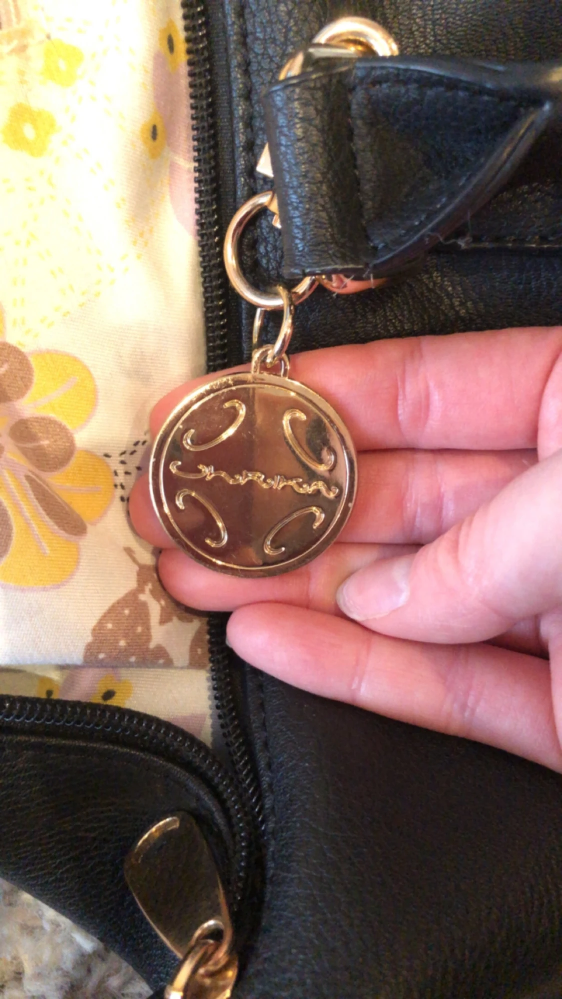 Rymlig bag med blommigt innertyg