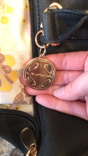 Rymlig bag med blommigt innertyg - Fin bag med dubbelt handtag och blommigt innertyg 🫶