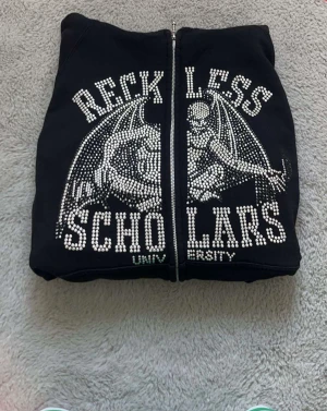 Reckless scholars zip hoodie  - Reckless scholars zip hoodie  Storlek:Medium Skick:8/10 Pris:1000kr  Köparen står för eventuell frakt spårbar frakt med postnord. 