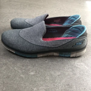 Skor - Supersköna skor från Skechers som knappt är använda. Använda max 4 gånger. De är i väldigt bra skick🫶🏼  Passar även om man brukar ha strl 40 i andra skor.