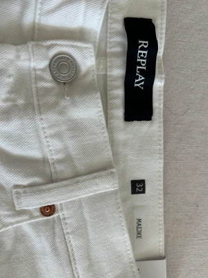 Reply jeans Maijke  - Vita Reply jeans modell Maijke med slitningar och avklippta fransiga benslut. High Rise , straight crop. Helt nya med tags kvar aldrig använda pga fel storlek och jag missade att skicka tillbaka dem innan returrätten gick ut. 