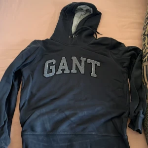 Gant luvtröja  - Marinblå gant luvtröja. Inte använt alls ofta 