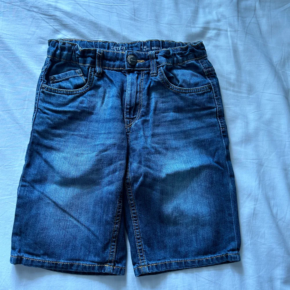 Det är ett par jeansshorts i bra skicka, skriv privat för fler bilder.. Shorts.