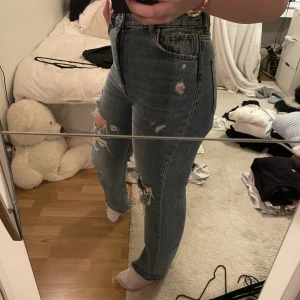 Zara jeans - SUPER sköna jeans från zara med hål i. Använda men jätte bra skick!! Är 176 lång, men dessa går att klippa av utan problem 💙