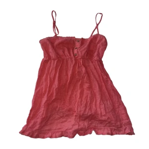 Linne - Så fint linne med spaghetti straps. Finns en fläck på baksidan därav priset (se bild 2)