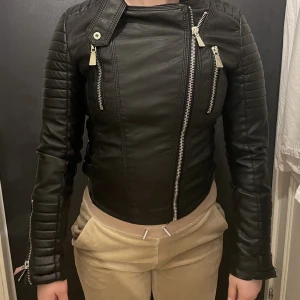 Skinnjacka Chiquelle - Säljer denna Skinnjacka från Chiquelle i storleken 36/XS. Knappt använd. Ordpris 799 kr. Mitt pris 400 kr.