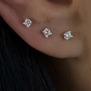 Örhängen - Jag säljer silverörhängen för 210 kr💜💙💚💛❤️