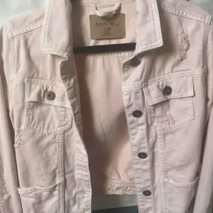 Säljer denna rosa jeans jacka pga att den är för liten , skit snygg färg, härlig till sommaren  Köparen står alltid för frakten 💕