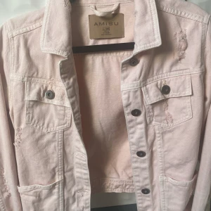 Jeansjacka - Säljer denna rosa jeans jacka pga att den är för liten , skit snygg färg, härlig till sommaren  Köparen står alltid för frakten 💕
