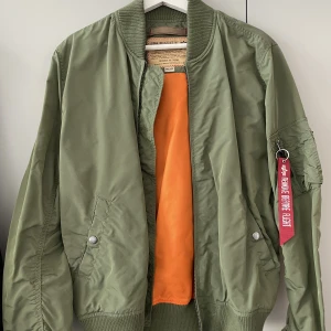 Alpha Industries jacka - Knappt använd. Bara ett fåtal gånger. Väldigt härlig jacka som funkar bra till våren/hösten. Men även lite kyligare sommarkvällar.  Nypris 1700kr