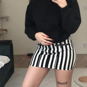 Kjol - Svart/vit randig kjol.  Superfin att ha med något linne eller hoodie. 