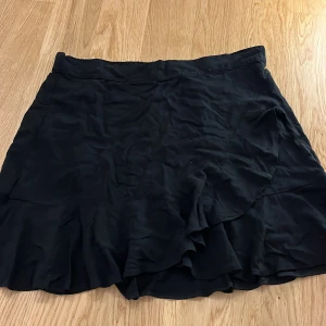 Kjol  - Svart kjol från Gina, kommer inte till användning för mig längre. 