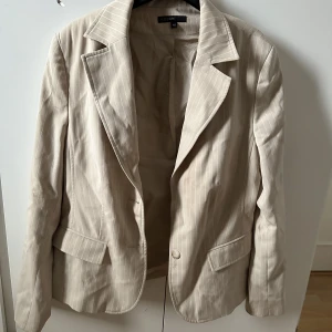 Randig kavaj - Säljer denna kavajen långt pris pga fläckar som går bort i tvätten 💗💗