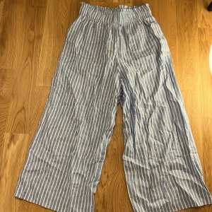 Linnebyxor - Blå vit randiga linnebyxor från hm, kommer inte till användning för mig. 