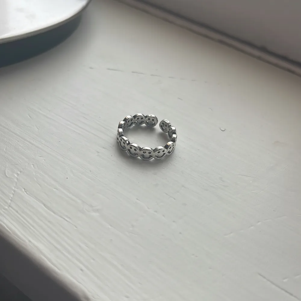 Smiley ring i silver 925 Tål vatten Justerbar storlek Säljer för 100kr. Accessoarer.