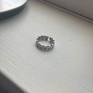 Smiley ring i silver 925 Tål vatten Justerbar storlek Säljer för 100kr