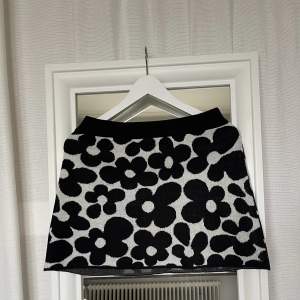 Stickad kjol från H&M, köpt förra sommaren. Använd en gång, köptes för en konsert. I princip i nyskick.✨