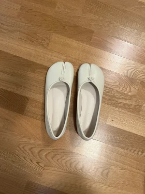 Tabi Ballerinas Strl 40 - Använda ett fåtal gånger inomhus!  Bra skick 😊 Tabi är en traditionell japansk sko som anses vara bra för balansen och motverkar missformad stortå.