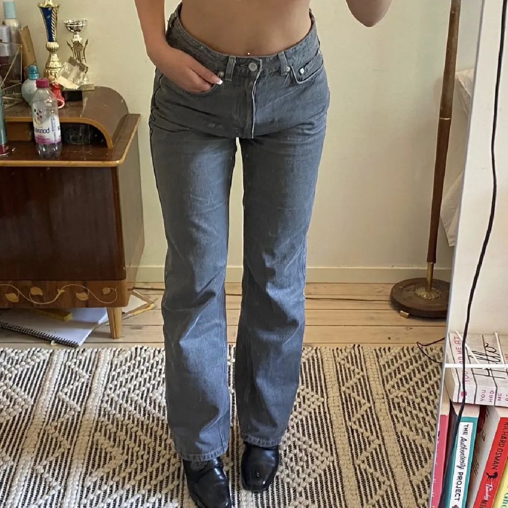 Weekday jeans i modellen rowe. Köpte dem på plick och är knappt använda efter det! Jag är 160 cm lång och dessa passar mig perfekt i längden.  Obs! Frakten är inte bestämd än. Jeans & Byxor.