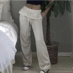 Linnebyxor  - Linnebyxor från arket, använda fåtal gånger. Nypris 590kr. Första bilden är lånad.