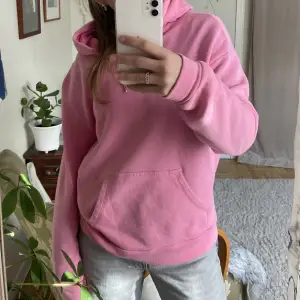 Säljer den här superfina rosa hoodien från Cubus! Den är i storlek xs men den är stor i storleken så passar nog xs-m. Den är endast använd ett fåtal gånger och är i fint skick. Säljer för 80kr + frakt. Skriv till mig om ni har fler frågor💘🪩