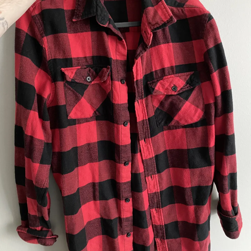 Flanel shirt black/red great condition wore it only few times. Skjortor.