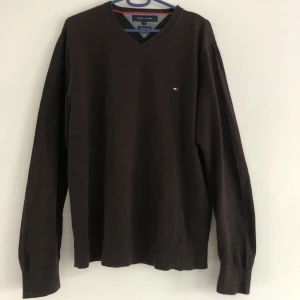 Brun Tommy Hilfiger tröja  - Mörkbrun tröja från Tommy Hilfiger. Rak passform och i fint skick. True to size 