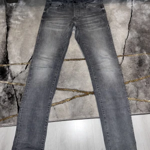 Gråa Jeans - Säljer ett par väldigt fina grpa jeans från jack & jones storlek 29/32 dessa gar använts cirka 5-6 gånger då det sat lite tajt detta är slim fit jeans skick 10/10 original pris 850kr mitt pris 550kr