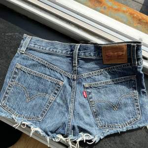 Jeansshorts från Levi’s som tyvärr blivit lite för små för mig. Fint skick. Hittar ingen storlek men jag skulle säga XS. 