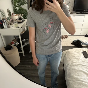 T-shirt  -  Grå T-Shirt med tryck på från Cubus i storlek Xs. Bra skick, men säljer pga att jag inte använder den längre. 
