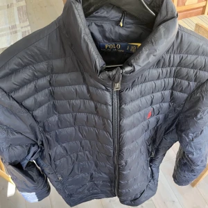 Ralph lauren jacka  - Säljer min fina Ralph lauren jacka eftersom den har blivit för liten. Jackan är i toppskick!
