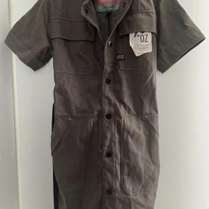 G-star raw klänning - G-star klänning   Kortärmad skjortklänning med bälte som visar midjan fint Nypris 1399kr.