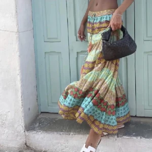 Populär zara kjol - Säljer nu denna sjukt eftertraktade zara kjolen! Helt ny med prislappen kvar, säljer då den aldrig kommit till änvänding. Storlek xs passar även s!! Skorv för fler frågor, går ner i pris vid snabb affär!💕