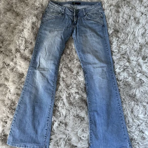 Lågmidjade jeans - Lågmidjade jeans, tyvärr förstora på mig så måste sälja (sista bilden). Passar nog en 36/38 bäst! Midja 39cm❤️‍🩹