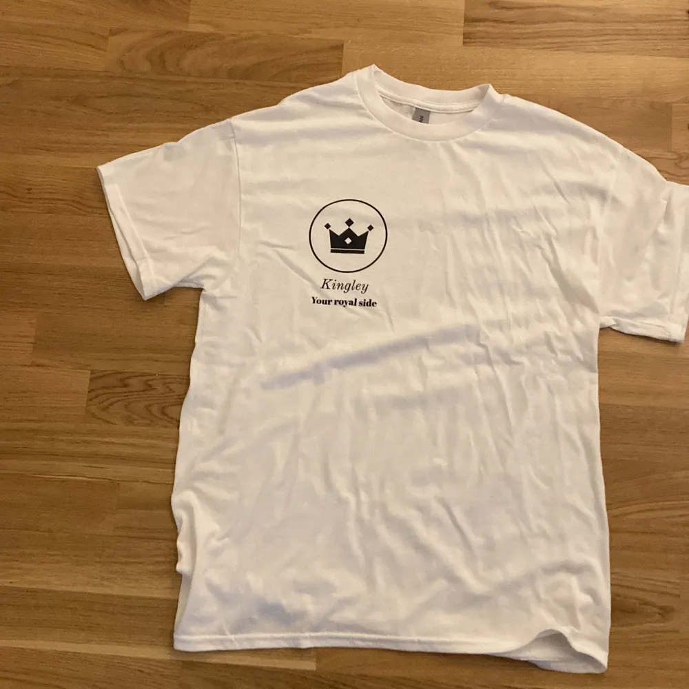 Aldrig använd. Egen designad. Finns även svarta t-shirts om intresset visas.. T-shirts.