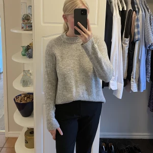 Stickad tröja - Grå stickad tröja i storlek S. Fint men begagnat skick. 