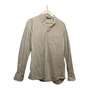 Skjorta från Brandy Melville. Använd, men utan anmärkning. Vit och grön-randig skjorta!  Storlek: ONESIZE Material: Polyester, Ull