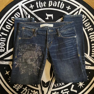 Edhardy skinnyjeans  - Blåa bedazzled edhardy skinnyjeans. Tidigare köpt secondhand. Storlek 36/S.✨Skriv för fler bilder✨
