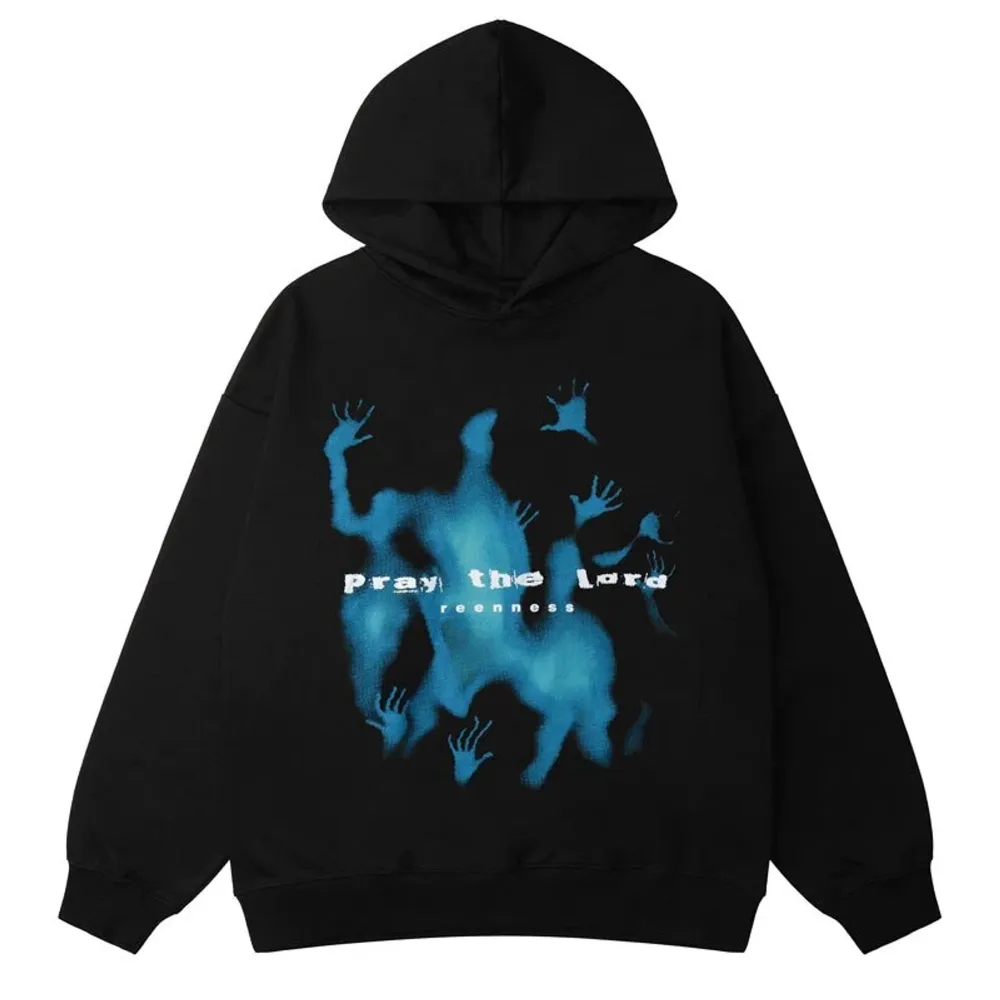 En svart hoddie med coolt tryck på framsidan från Daulet Apparel. Köpte den för 425 kr och säljer för att den inte kommit till användning💪Den är en Xl men tycker att den passar M-Xl🤞🏼. Hoodies.