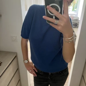 Stickad tröja - Intressekoll på min soft goat t-shirt💙 är i bra skick och har krage. Modellen är stor men passar S/M.