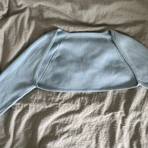 Bolero - Super gullig babyblå bolero från NAKD. Tyget är mjukt och skönt. Snygg att använda som lager. 