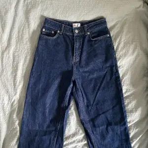 Mörkblå nakd jeans med slit nertill. Straight fit men lite vidare i benen skulle jag säga.  